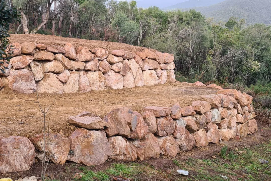 2022-02-15_enrochement-pour-amenagement-terrain-en-remblai-02_1080x720