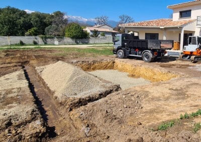 Terrassement d’un trou de piscine