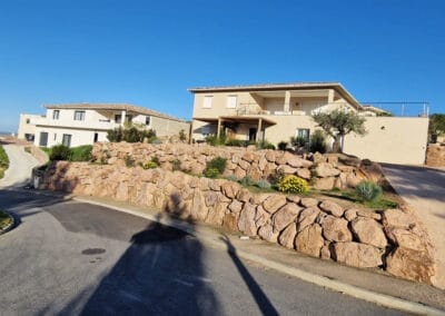 Enrochement de soutènement en terrasse